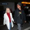 Matthew McConaughey arrive à Los Angeles avec sa mère Mary Kathlene McCabe en provenance de Rome où il a tourné une publicité, le 25 mars 2014.