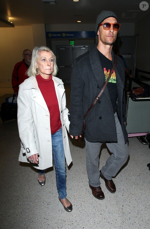 Matthew McConaughey arrive à Los Angeles avec sa mère Mary Kathlene McCabe en provenance de Rome où il a tourné une publicité, le 25 mars 2014.