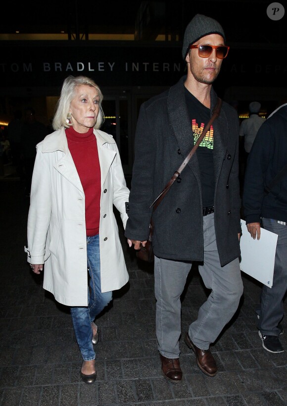 Matthew McConaughey main dans la main avec sa maman Mary Kathlene McCabe au LAX Airport à Los Angeles, le 25 mars 2014.