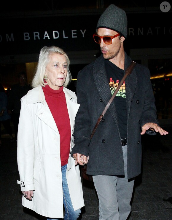 Matthew McConaughey main dans la main avec sa maman Mary Kathlene McCabe au LAX Airport à Los Angeles, le 25 mars 2014.