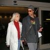 Matthew McConaughey main dans la main avec sa maman Mary Kathlene McCabe au LAX Airport à Los Angeles, le 25 mars 2014.