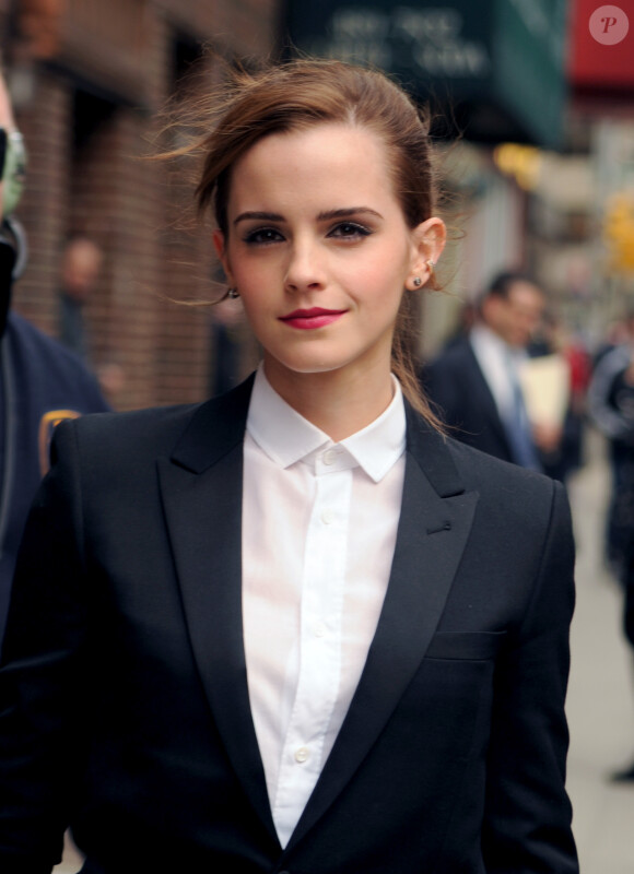 Emma Watson ultra glamour et boyish en Saint Laurent au Late Show With David Letterman à New York City le 25 mars 2014.