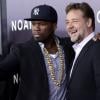 Russell Crowe et 50 Cent font un selfie à la première du film Noé au Ziegfeld Theatre à New York le 26 mars 2014.