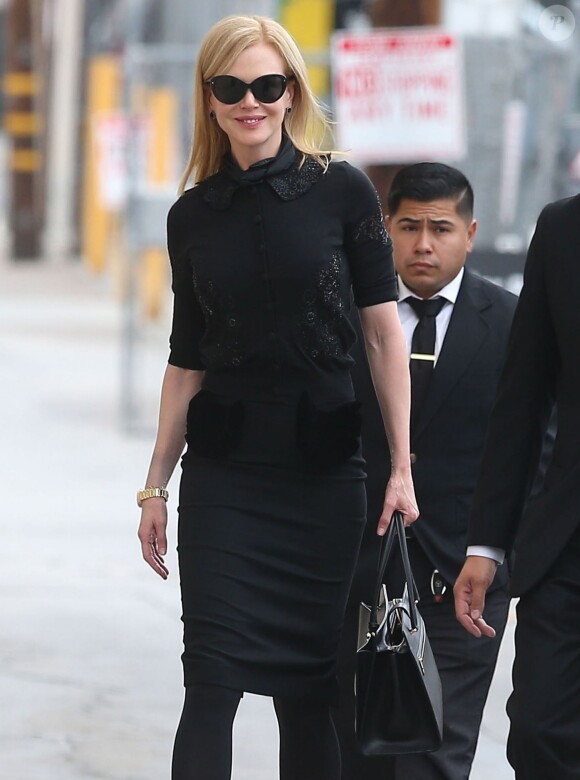 Nicole Kidman arrive, toute vêtue de noir, sur le plateau de l'émission "Jimmy Kimmel Live!" à Hollywood, le 25 mars 2014, après s'être rendue aux obsèques de L'Wren Scott.
