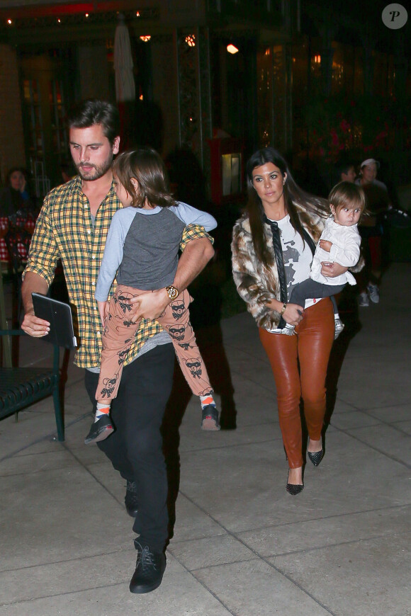 Scott Disick, Kourtney Kardashian et leurs deux enfants Mason et Penelope à Calabasas, Los Angeles. Le 4 mars 2014.