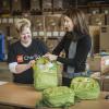 La princesse Mary de Danemark préparant à Billund le 27 mars 2014, dans les entrepôts de la Fondation LEGO, des sacs à dos garnis pensés par sa propre fondation.