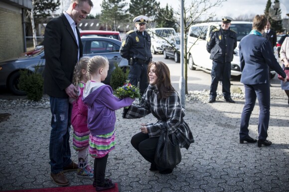 La princesse Mary de Danemark, accueillie par des fillettes, était présente à Billund le 27 mars 2014 pour préparer, dans les entrepôts de la Fondation LEGO, des sacs à dos garnis pensés par sa propre fondation.