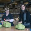 La princesse Mary de Danemark à la Fondation LEGO à Billund le 27 mars 2014 pour préparer des sacs à dos garnis pensés par sa fondation pour des enfants de centres d'accueil.