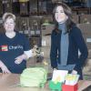 La princesse Mary de Danemark à la Fondation LEGO à Billund le 27 mars 2014 pour préparer des sacs à dos garnis pensés par sa fondation pour des enfants de centres d'accueil.