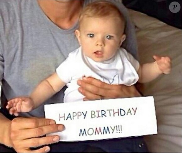 Ce jeudi 27 mars, Fergie fête ses 39 ans ! Son fils Axl Jack lui a souhaité un joyeux anniversaire.