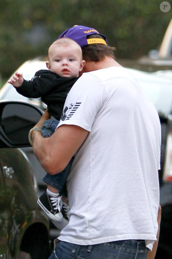 Josh Duhamel et son fils Axl à Los Angeles, le 12 janvier 2014.