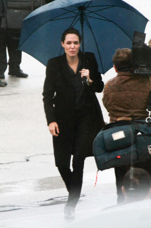 Angelina Jolie arrive sous la pluie à Sarajevo avec William Hague le 27 mars 2014.