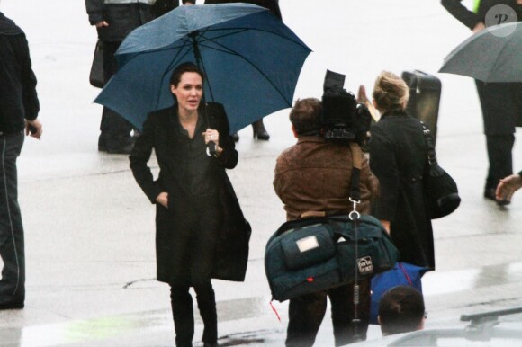 Angelina Jolie arrive à Sarajevo avec William Hague pour s'engager contre les violences sexuelles, le 27 mars 2014.