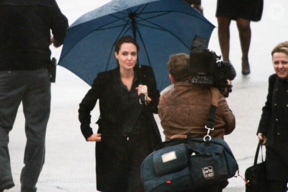 Angelina Jolie arrive à Sarajevo avec William Hague le 27 mars 2014.