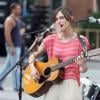 Keira Knightley sur le tournage du film Begin Again (Can a Song Save Your Life ?) à New York le 26 juillet 2012