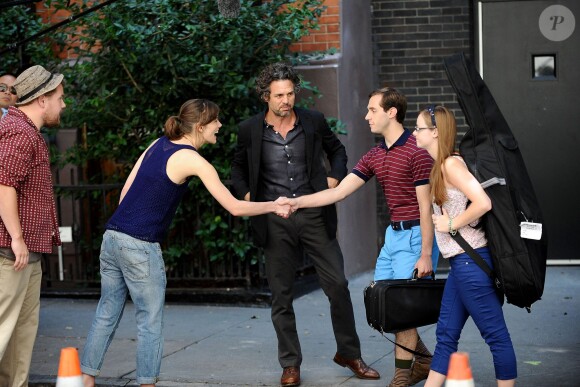 Keira Knightley et Mark Ruffalo sur le tournage du film Begin Again (Can a Song Save Your Life ?) à New York le 26 juillet 2012