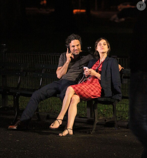 Keira Knightley et Mark Ruffalo sur le tournage du film Begin Again (Can a Song Save Your Life ?) à New York le 20 juillet 2012