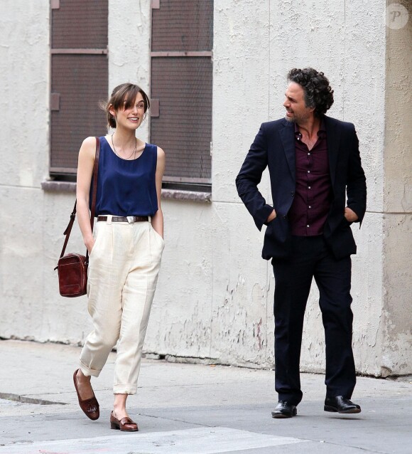 Keira Knightley et Mark Ruffalo sur le tournage du film Begin Again (Can a Song Save Your Life ?) à New York le 19 juillet 2012