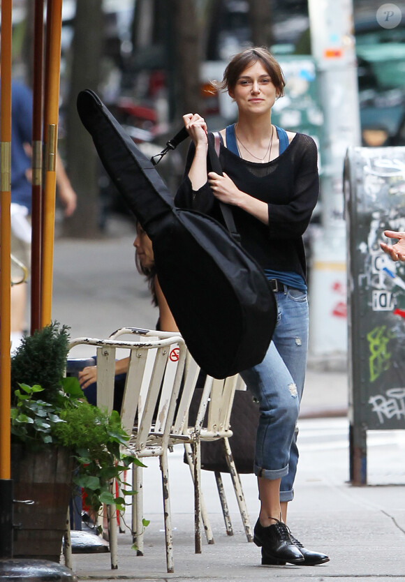 Keira Knightley sur le tournage du film Begin Again (Can a Song Save Your Life ?) à New York le 9 juillet 2012