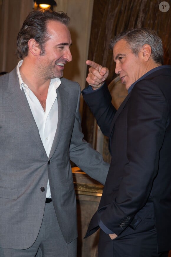 Jean Dujardin et George Clooney lors du photocall du film "Monuments Men" à l'hôtel Bristol à Paris le 12 février 2004