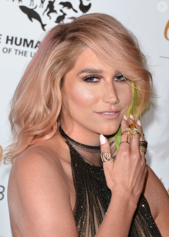 Kesha assiste au gala de la fondation The Humane Society of the United States au Beverly Hilton Hotel. Beverly Hills, Los Angeles, le 29 mars 2014.