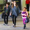 Angelina Jolie avec ses enfants Maddox et Zahara à l'aéroport de Los Angeles le 29 mars 2014