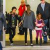 Angelina Jolie avec ses enfants Maddox et Zahara à l'aéroport de Los Angeles le 29 mars 2014