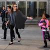 Angelina Jolie avec ses enfants Maddox et Zahara à l'aéroport de Los Angeles le 29 mars 2014