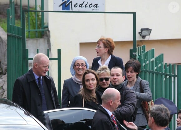 Angelina Jolie et le ministre britanniques des affaires étrangères, William Hague, arrivant à Zenica à la rencontre des femmes victimes de viols de guerre le 28 mars 2014
