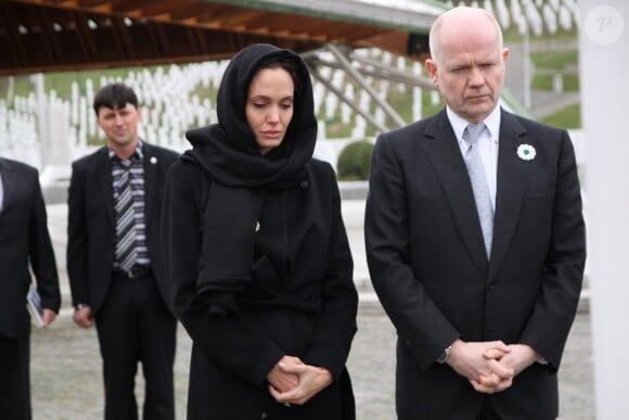 Angelina Jolie se recueille au mémorial de Potocari près de Srebrenica en hélicoptère, le 28 mars 2014. Elle est accompagnée du ministre britanniques des affaires étrangères, William Hague