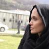 Angelina Jolie, portant un voile comme le veut la coutume, arrivant au mémorial de Potocari près de Srebrenica en hélicoptère, le 28 mars 2014. Elle est accompagnée du ministre britanniques des affaires étrangères, William Hague