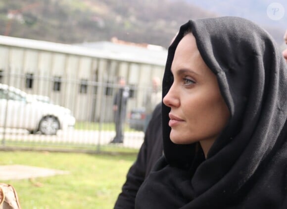 Angelina Jolie, portant un voile comme le veut la coutume, arrivant au mémorial de Potocari près de Srebrenica en hélicoptère, le 28 mars 2014. Elle est accompagnée du ministre britanniques des affaires étrangères, William Hague