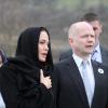 Angelina Jolie, voilée et se recueillant au mémorial de Potocari près de Srebrenica en hélicoptère, le 28 mars 2014. Elle est accompagnée du ministre britanniques des affaires étrangères, William Hague
