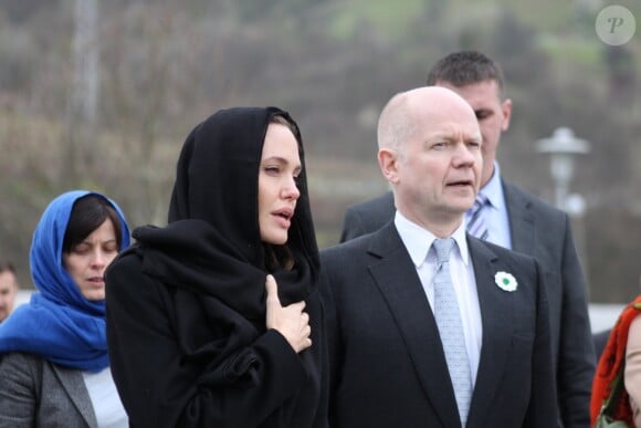 Angelina Jolie, voilée et se recueillant au mémorial de Potocari près de Srebrenica en hélicoptère, le 28 mars 2014. Elle est accompagnée du ministre britanniques des affaires étrangères, William Hague
