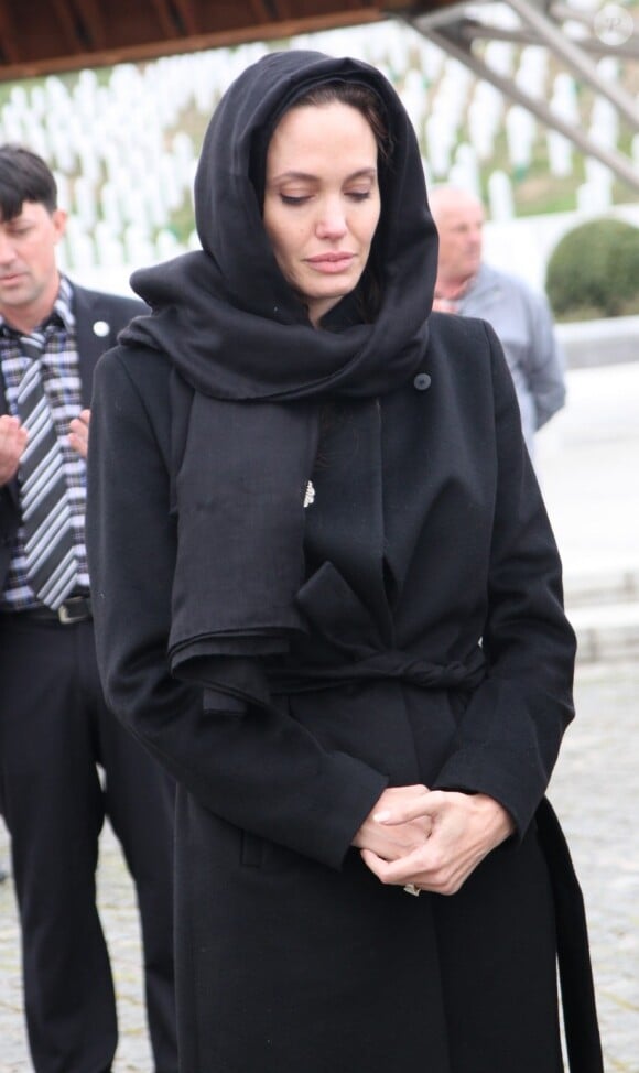 Angelina Jolie se recueille devant le mémorial de Potocari près de Srebrenica en hélicoptère, le 28 mars 2014. Elle est accompagnée du ministre britanniques des affaires étrangères, William Hague