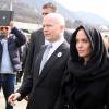 Angelina Jolie arrivant au mémorial de Potocari près de Srebrenica en hélicoptère, le 28 mars 2014. Elle est accompagnée du ministre britanniques des affaires étrangères, William Hague