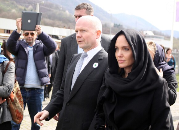Angelina Jolie arrivant au mémorial de Potocari près de Srebrenica en hélicoptère, le 28 mars 2014. Elle est accompagnée du ministre britanniques des affaires étrangères, William Hague
