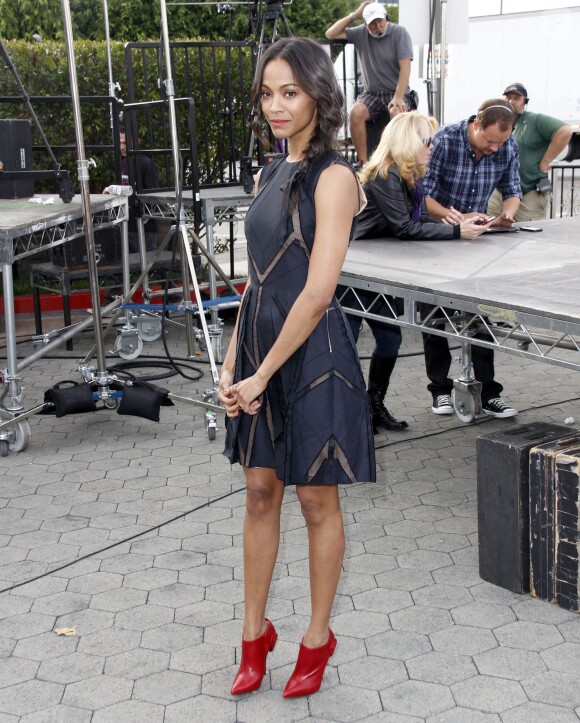 Zoe Saldana arrive sur le plateau de l'émission "Extra" à Los Angeles. Le 2 décembre 2013