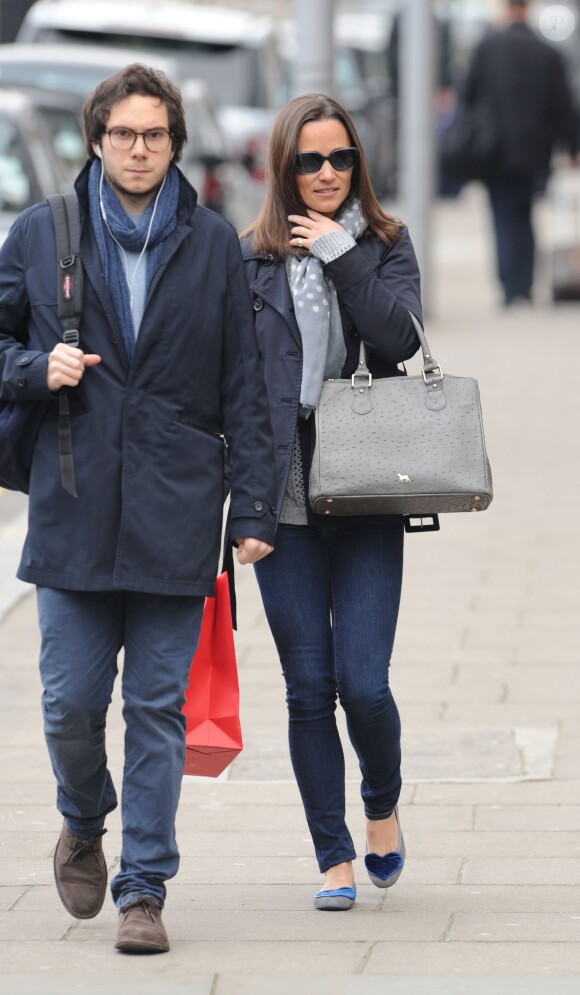 Exclusif - Pippa Middleton en virée shopping à Londres le 27 mars 2014. La soeur de la duchesse Catherine de Cambridge est allée se faire plaisir chez Caroline Herrera, sur Fulham Road, dans Knighstbridge.