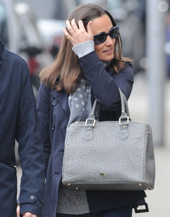 Exclusif - Pippa Middleton flâne à Londres le 27 mars 2014. La soeur de la duchesse Catherine de Cambridge est allée se faire plaisir chez Caroline Herrera, sur Fulham Road, dans Knighstbridge.
