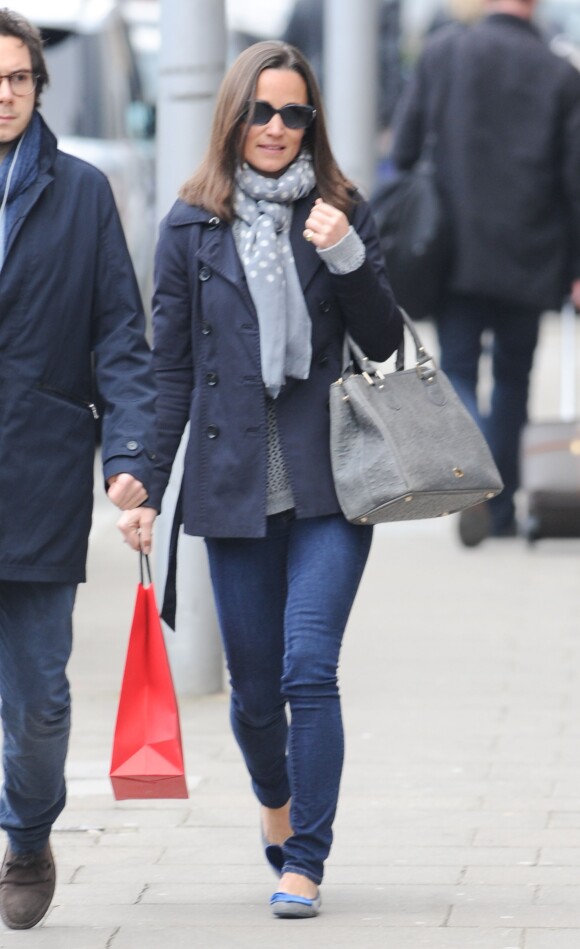 Exclusif - Pippa Middleton en virée shopping à Londres le 27 mars 2014. La soeur de la duchesse Catherine de Cambridge est allée se faire plaisir chez Caroline Herrera, sur Fulham Road, dans Knighstbridge.