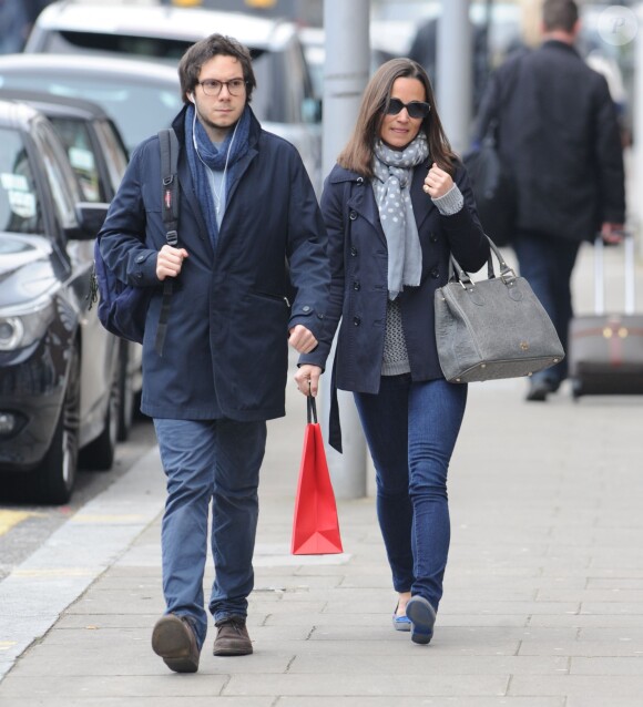 Exclusif - Pippa Middleton fait du shopping à Londres le 27 mars 2014. La soeur de la duchesse Catherine de Cambridge est allée se faire plaisir chez Caroline Herrera, sur Fulham Road, dans Knighstbridge.