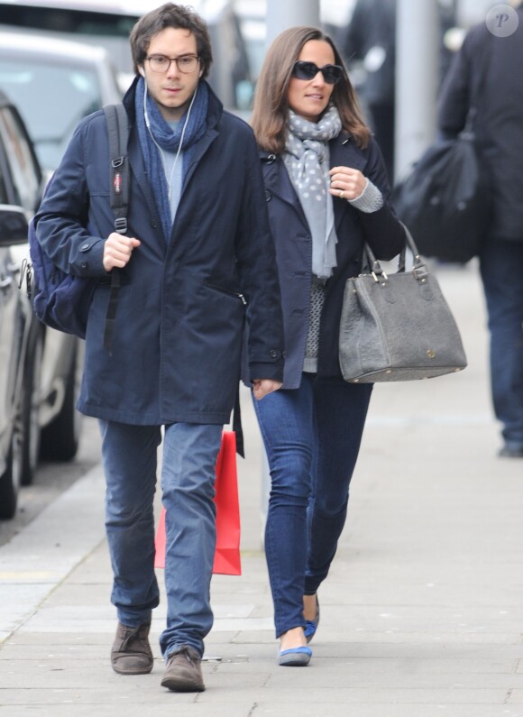 Exclusif - Pippa Middleton en virée shopping à Londres le 27 mars 2014. La soeur de la duchesse Catherine de Cambridge est allée se faire plaisir chez Caroline Herrera, sur Fulham Road, dans Knighstbridge.