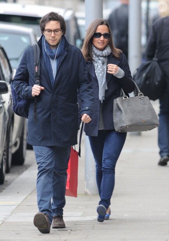 Exclusif - Pippa Middleton en virée shopping à Londres le 27 mars 2014. La soeur de la duchesse Catherine de Cambridge est allée se faire plaisir chez Caroline Herrera, sur Fulham Road, dans Knighstbridge.