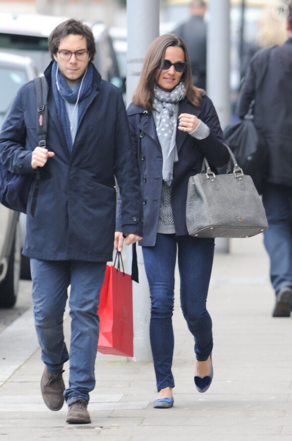 Exclusif - Pippa Middleton en virée shopping à Londres le 27 mars 2014. La soeur de la duchesse Catherine de Cambridge est allée se faire plaisir chez Caroline Herrera, sur Fulham Road, dans Knighstbridge.