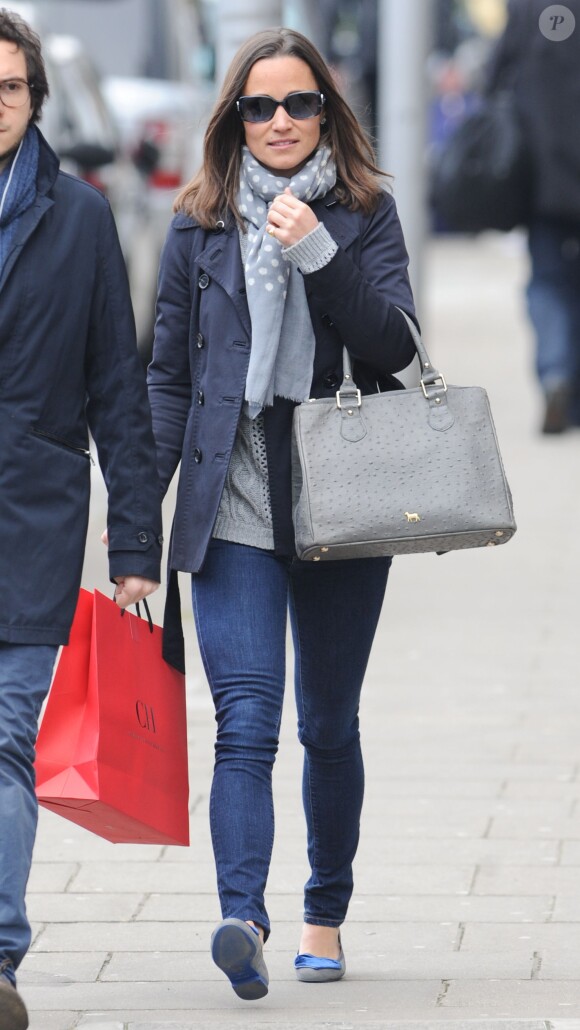Exclusif - Pippa Middleton à Londres le 27 mars 2014. La soeur de la duchesse Catherine de Cambridge est allée se faire plaisir chez Caroline Herrera, sur Fulham Road, dans Knighstbridge.