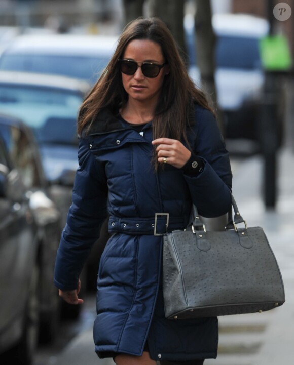Exclusif - Pippa Middleton se promène à Londres, dans Fulham, le 13 février 2014.
