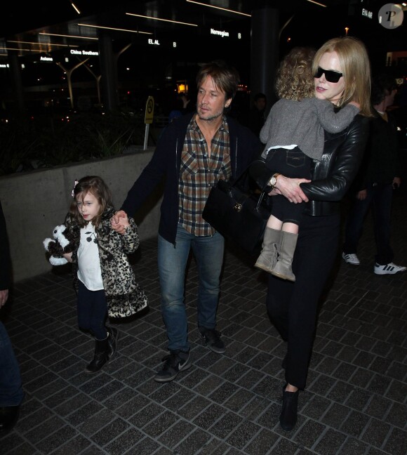 Nicole Kidman, son mari Keith Urban et leurs filles Faith Margaret et Sunday Rose arrivent à l'aéroport LAX de Los Angeles. Le 26 mars 2014