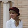 Tendance coiffure : la frange portée avec un chapeau comme Taylor Swift