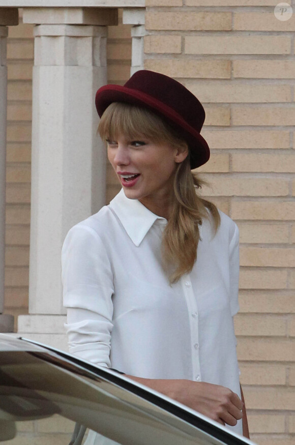 Tendance coiffure : la frange portée avec un chapeau comme Taylor Swift